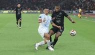 Namun, hingga babak pertama usai laga antara Persija Jakarta melawan PSIM Yogyakarta berakhir tanpa gol. Tampak dalam foto, gelandang Persija, Alan Cardoso De Andrade (Cardoso) berebut bola dengan pemain PSIM pada pertandingan pekan ke-14 BRI Super League musim 2025/2026 di Stadion Utama Gelora Bung Karno, Jakarta, Jumat (28/11/2025). (Bola.com/M Iqbal Ichsan)