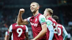 Pemain West Ham United, Tomas Soucek, melakukan selebrasi setelah mencetak gol ke gawang Newcastle United pada laga Liga Inggris di Stadion St. James Park, Selasa, (26/11/2024). (Richard Sellers/PA via AP)