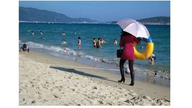 7 Tingkah Laku Orang saat di Pantai Ini Bikin Geleng Kepala
