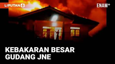 Musibah kebakaran melanda sebuah gudang JNE di daerah Depok Jawa Barat. Senin (12/9) pagi api masih berkobar meski puluhan kendaraan damkar sudah dikerahkan.