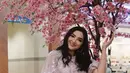Melengkapi tampilannya, Ashanty memadukan dress dengan  heels transparan yang memiliki aksen pita. Membuat tampilan semakin feminim memesona.  [@ashanty_ash]