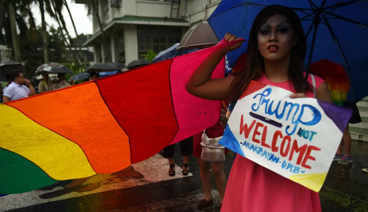 Kaum LGBT saat menggelar unjuk rasa menolak kedatangan Presiden AS Donald Trump saat demonstrasi di dalam kampus universitas negeri di kota Los Banos, provinsi Laguna, Manila, Filipina (9/11). (AFP Photo/Ted Aljibe)