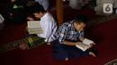 Sejumlah santri membaca Alquran atau bertadarus di pondok pesantren kawasan Tangerang, Senin, (26/4/2021). Bulan Ramdhan banyak dimanfaatkan para santri tersebut untuk mematangkan hafalan Alquran hingga khatam. (Liputan6.com/Angga Yuniar)