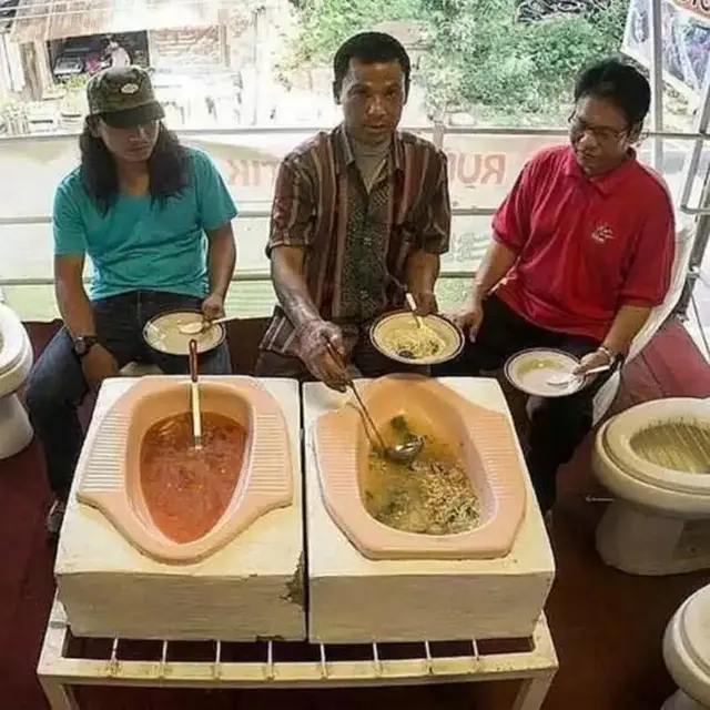 10 Potret Nyeleneh Orang Makan Bareng, Ada yang di Tengah Jalan