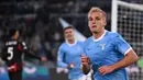 Di menit ke-26, melalui skema serangan balik, Lazio berhasil membobol gawang sang tamu lewat aksi Gustav Isaksen. Lazio unggul 1-0. Tampak dalam foto, penyerang Lazio asal Denmark, Gustav Isaksen (kanan) merayakan golnya saat pertandingan pekan ke-29 Serie A Italia 2025/2026 melawan AC Milan di Olimpico Stadium, Roma, Minggu 15 Maret 2026 waktu setempat atau Senin (16/3/2026) dini hari WIB. (Alberto PIZZOLI/AFP)
