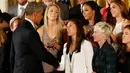 Presiden AS Barack Obama berjabat tangan dengan gelandang tim USA Carli Lloyd saat merayakan kemenangan tim sepakbola putri Amerika pada turnamen Piala Dunia Sepakbola Putri 2015 di Gedung Putih, Washington, Selasa (27/10). (Geoff Burke-USA TODAY Sports)