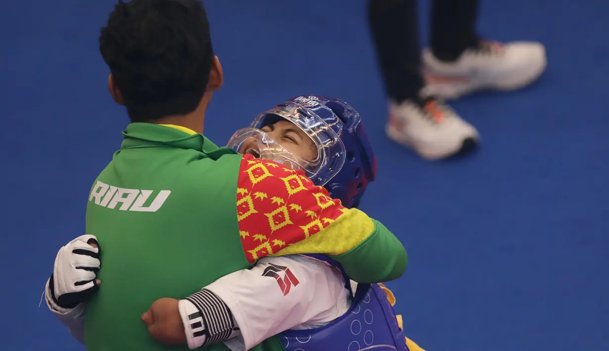Atlet Para Taekwondo asal Riau, Eirene Yosephine, melakukan selebrasi setelah mengalahkan atlet dari Jateng dalam kelas pertandingan Final K41 Womens Category-47 kg Para Taekwondo Peparnas XVII di Auditorium UNS, Surakarta, Jawa Tengah, Senin (7/10/2024). Eirene Yoshepine mendapatkan medali emas setelah mengalahkan pesaingnya Salsabilla dari Jateng. (PB PEPARNAS XVII/Budiman Arief)