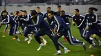 Para pemain Lyon berlatih jelang menghadapi Juventus pada pertandingan leg pertama babak 16 besar Liga Champions 2020 di Decines-Charpieu, Prancis, Selasa (25/2/2020). Lyon akan menjamu Juventus pada Kamis (27/2/2020) dini hari WIB. (DESAIN PHILIPPE/AFP)