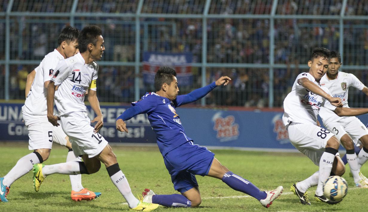 Proses terjadinya gol kemenangan yang dicetak oleh striker Arema Cronus, Samsul Arif pada laga perempat final Piala Presiden 2015 melawan Bali United di Stadion Kanjuruhan, Malang, Sabtu (19/9/2015). (Bola.com/Vitalis Yogi Trisna)