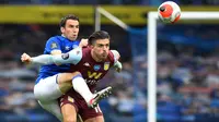 Bek Everton, Seamus Coleman berebut bola dengan pemain Aston Villa, Jack Grealish dalam lanjutan Liga Inggris pekan ke-36 di Goodison Park di Liverpool, Kamis (16/7/2020). Everton mampu diimbangi Aston Villa dengan skor 1-1. (Peter Powell/Pool Via AP)