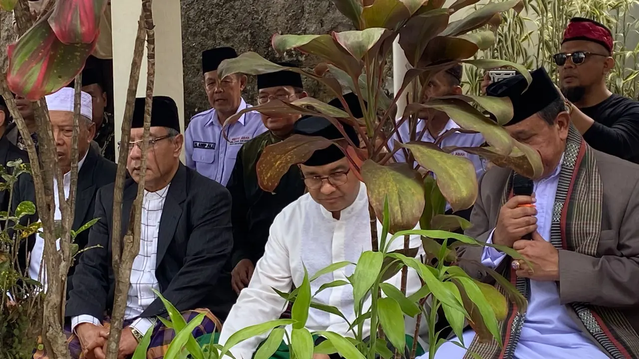 Anies Baswedan ziarah ke makam pahlawan KH Ahmad Sanusi di Sukabumi, (Liputan6.com/Istimewa)