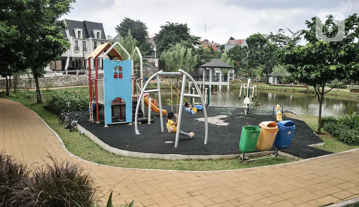 Anak-anak bermain di Taman Maju Bersama (TMB) Panjang Cipedak, Jagakarsa, Jakarta Selatan, Rabu (26/1/2022). Pemprov DKI Jakarta menargetkan pada 2022 akan membangun TMB di 31 lokasi di Jakarta sesuai dengan amanat UU Nomor 26 Tahun 2007 tentang Penataan Ruang. (merdeka.com/Iqbal S. Nugroho)