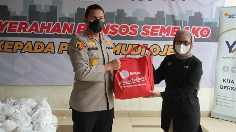 Polres Metro Jakarta Barat berkolaborasi dengan Indosiar dan SCTV membagikan bantuan paket sembako kepada para driver ojek online
