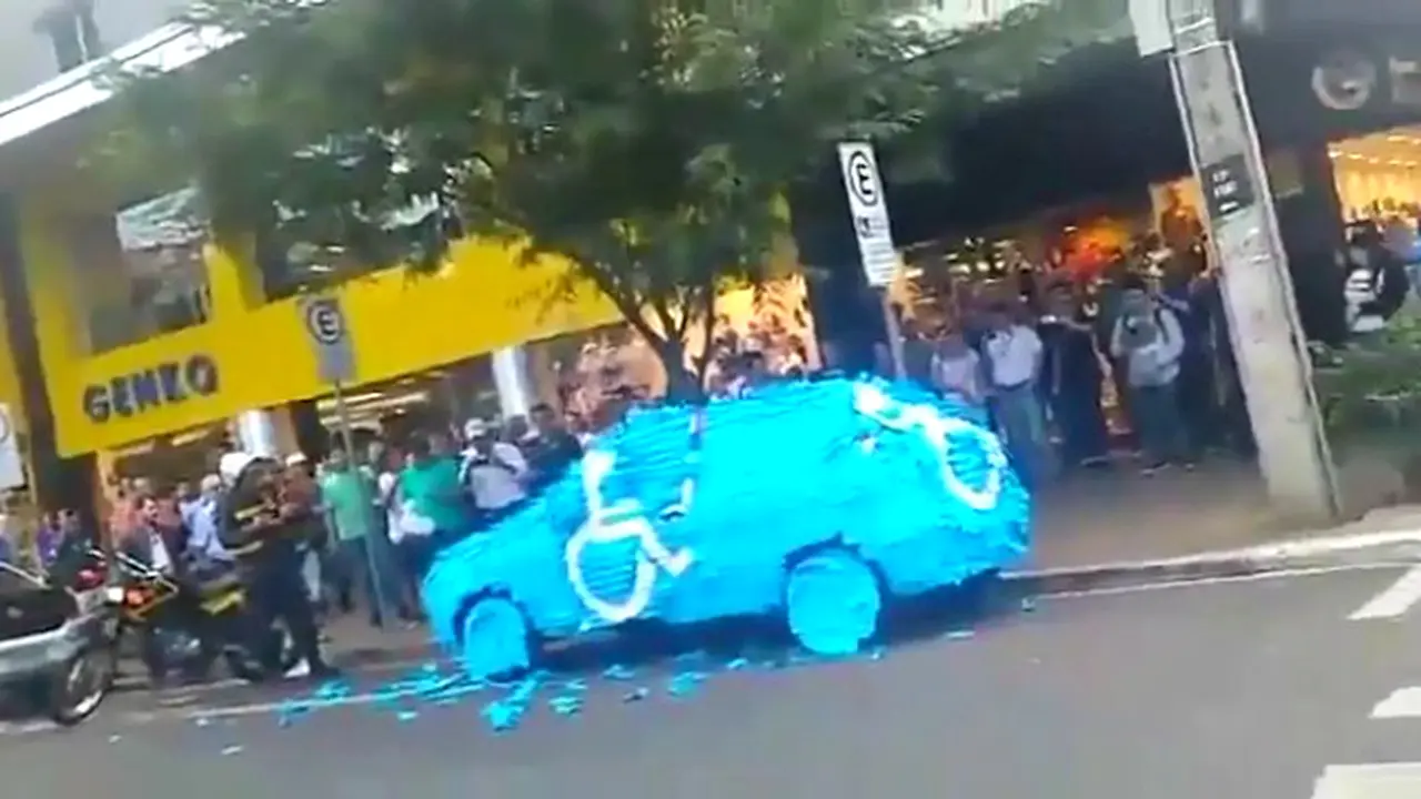 Aneh, Mobil Ini Dipenuhi Stiker 