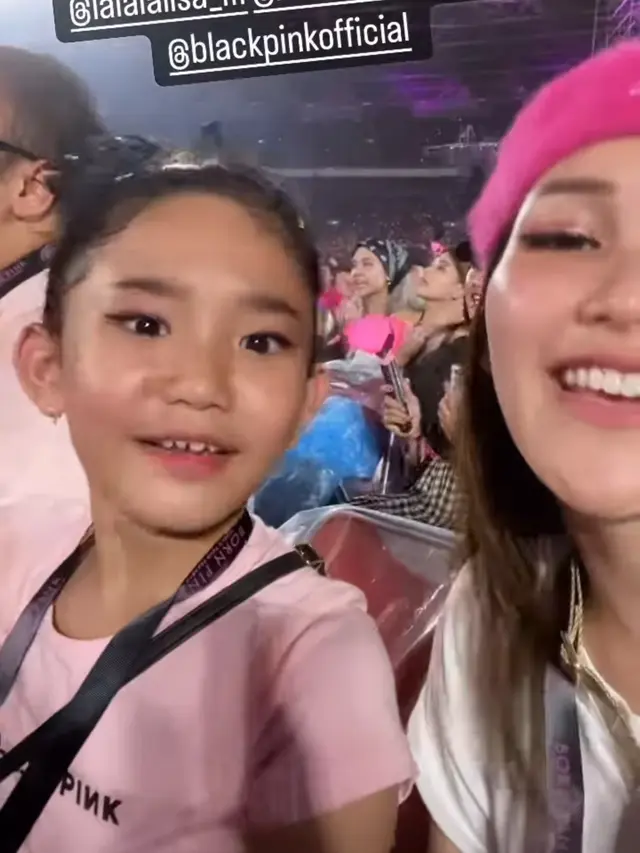 Potret Ayu Ting Ting dan Bilqis nonton konser BLACKPINK. (Foto: Instagram/ayutingting92)