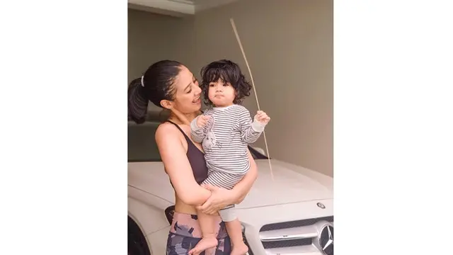 Rayakan Ulang Tahun ke-2, Ini 6 Potret Kedekatan Fita Anggriani dengan Baby Emma