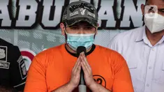 Pedangdut Ridho Rhoma memberikan keterangan saat rilis kasus narkoba di Polres Pelabuhan Tanjung Priok, Jakarta Utara, Senin (8/2/2021). Ridho Rhoma kembali ditangkap aparat kepolisian terkait kasus dugaan narkoba. (Liputan6.com/Faizal Fanani)