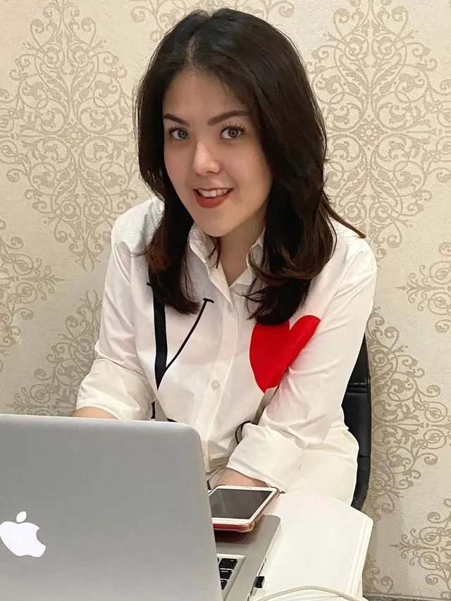[Fimela] Sempat Positif Covid-19, Ini 7 Potret Cantik Tina Toon yang Pipinya Semakin Tirus