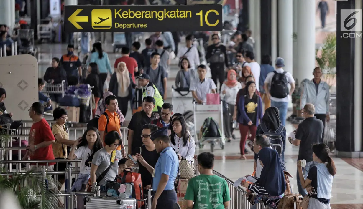 Antrean calon penumpang tampak memadati terminal 1B di Bandara Soekarno-Hatta Cengkareng, Banten, Jakarta (9/6). H-6 jelang lebaran, pada rekap penumpang kemarin, 8 Juni 2018, baik kedatangan dan keberangkatan mencapai 206.335.(Liputan6.com/Faizal Fanani)