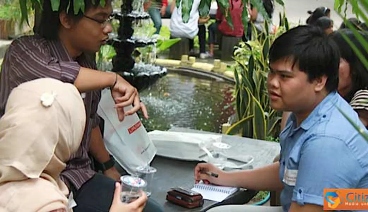 Citizen6, Yogyakarta: Peserta berdiskusi untuk topik citizen jurnalism sambil makan siang. (Pengirim: Ady Permadi)
