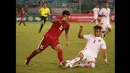 Pemain Timnas Indonesia U-19, Sadil Ramdani (kiri) berusaha elewati adangan pemain Myanmar pada laga grup B AFF U-18 2017 di Yangon, Myanmar (5/9/2017). Timnas Indonesia U-19 menang 2-1. (Bola.com/PSSI)