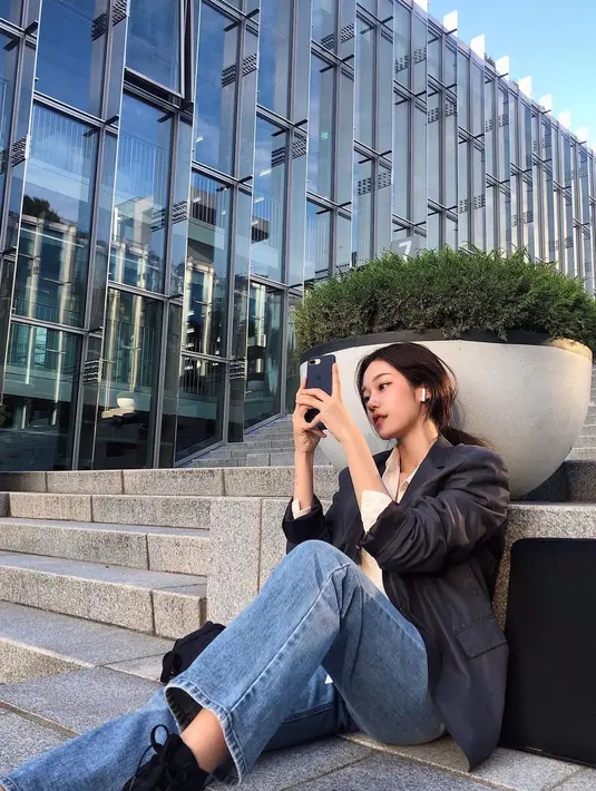 Dalam keseharian, Roh Yoon Seo kerap tampil bergaya smart casual. [Foto: IG/rohyoonseo].