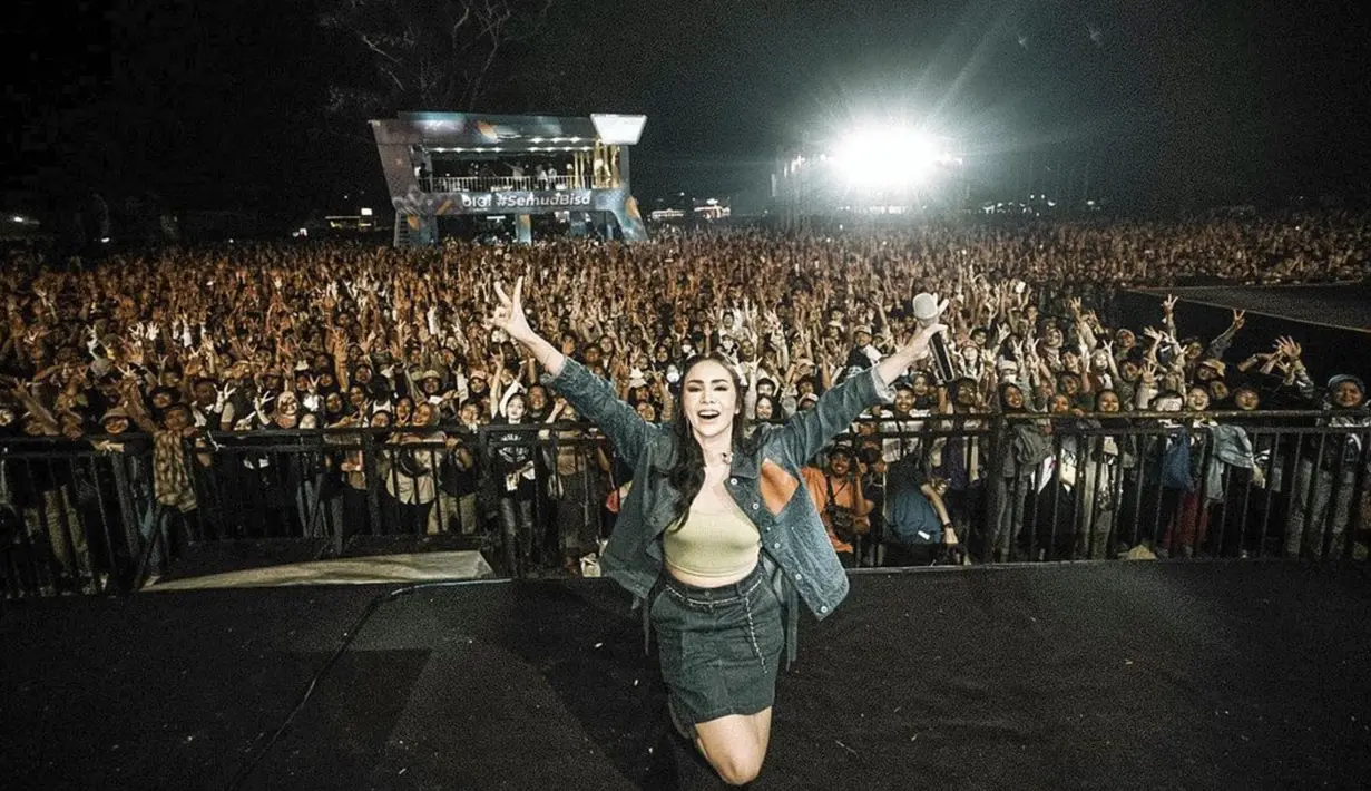 Momo Geisha saat berfoto bersama penonton di panggung Playlist Live Festival 2.0 di Bandung, Minggu (18/9/2022). Penonton dibuat galau saat penyanyi kelahiran Pekanbaru tersebut membawakan lagu Lumpuhkan Ingatanku. (Instagram/@therealmomogeisha)