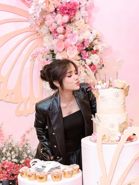 Gaya slay Fuji merayakan ulang tahun dengan outfit serba hitam. Ia memadukan tank top dengan blazer dan rok mini dari bahan kulit yang semuanya berwarna hitam. [Foto: Instagram/fuji_an]