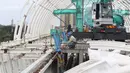 Pekerja beraktivitas menyelesaikan pengerjaan Stasiun LRT Jabodebek Dukuh Atas, Jakarta, Minggu (29/11/2020). Saat ini progres pembangunan LRT Jabodebek sudah mencapai 79,52 persen dan ditarget akan beroperasi pada pertengahan 2022. (Liputan6/Helmi Fithriansyah)