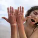 Paparan sinar matahari dapat membuat kulit tangan dan kaki terlihat lebih gelap dibandingkan area tubuh yang tertutup pakaian. (Foto/Dok: Magnific)