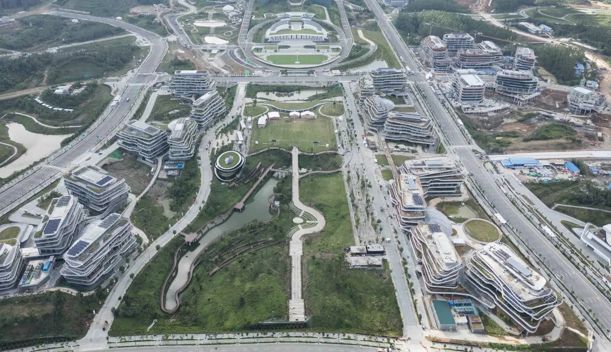 Untuk diketahui, proyek pembangunan IKN tidak menjadi bagian dalam program prioritas di RAPBN tahun 2026. Tampak foto udara yang diambil pada 15 Agustus 2025 ini menunjukkan Istana Kepresidenan dan gedung-gedung kementerian pemerintah yang sedang dalam tahap pembangunan di Ibu Kota Nusantara (IKN), ibu kota baru Indonesia yang direncanakan, di Kalimantan Timur. (Foto oleh AFP)