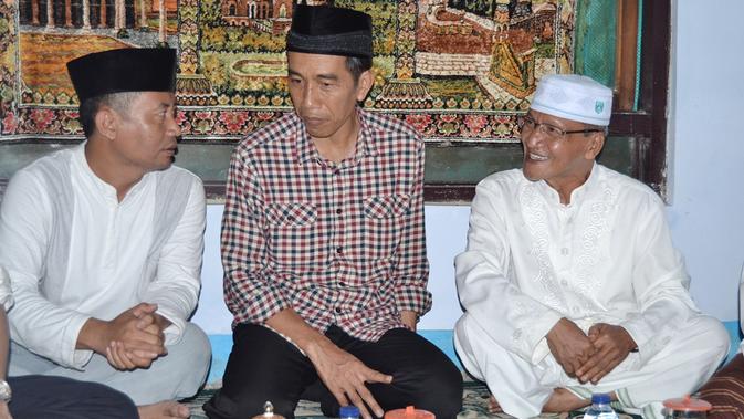 Calon presiden Joko Widodo atau Jokowi bersama Ketua Yayasan El Bayan Majenang, KH DR Fathul Amin Aziz, di Ponpes El Bayan, 2014. (Foto: Liputan6.com/Muhamad Ridlo)