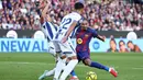 Unggul dua gol, di babak kedua, Barcelona terus menekan barisan pertahanan Levante. Tampak dalam foto, bek Levante asa Uruguay, Alan Matturro (kiri) berebut bola dengan penyerang Barcelona asal Brasil, Raphinha (kanan) selama pertandingan pekan ke-25 La Liga 2025/2026 melawan Levante UD di Stadion Camp Nou, Minggu 22 Februari 2026. (Josep LAGO/AFP)