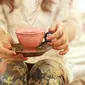 Secangkir teh jahe atau madu hangat juga bisa membantu mengatasi tenggorokan yang iritasi dan gatal. Madu bisa melapisi dinding tenggorokan, dan mencegah terjadinya iritasi. (huffingtonpost.com)