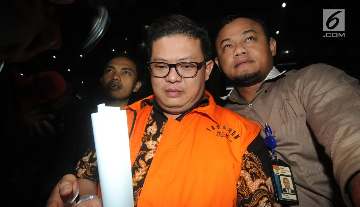 Pengusaha Chandry Suanda alias Afung, penyuap Anggota DPR F-PDIP I Nyoman Dhamantra usai menjalani pemeriksaan di Gedung KPK, Jakarta, Jumat (9/8/2019). Afung ditahan 20 hari kedepan terkait suap izin impor bawang putih dari Kementerian Pertanian dan SPI dari Kemendag. (merdeka.com/Dwi Narwoko)