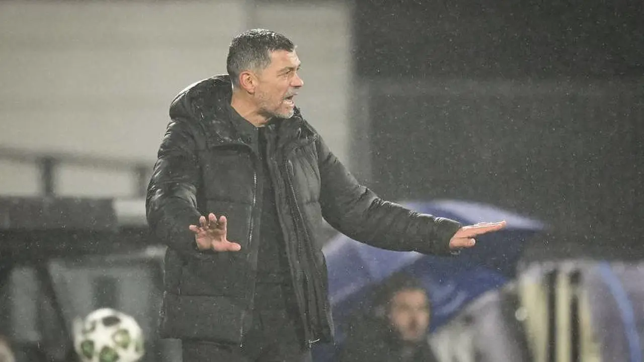Sergio Conceicao dalam laga leg pertama play-off Liga Champions antara Feyenoord vs AC Milan, Kamis (13/2/2025) dini hari WIB. (c) AP Photo/Peter Dejong