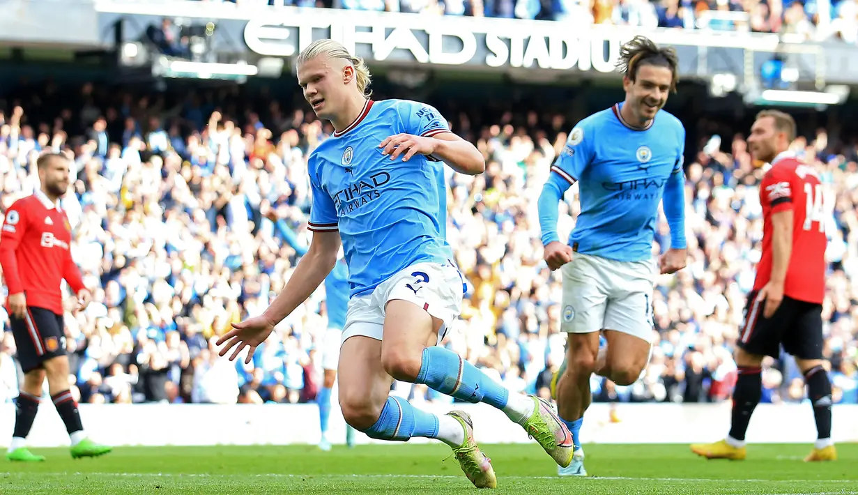 Striker asal Norwegia, Erling Haaland yang kini tengah menjalani musim kedua bersama Manchester City tercatat mampu mencetak 13 gol, termasuk tiga kali hattrick dalam 7 pekan beruntun di Premier League. Momen itu terjadi pada musim pertamanya berseragam Manchester City pada 2022/2023 mulai pekan ke-3 hingga 10. Gol terakhirnya dicetak saat berusia 22 tahun, 2 bulan dan 18 hari. (AFP/Lindsey Parnaby)