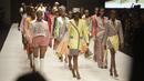 Sejumlah model berjalan di catwalk mengenakan busana rancangan Mai Atafo selama Heineken Fashion and Design Week di Lagos, Nigeria (26/10/2019). Lagos Fashion Week (LFWNG) adalah acara mode multi-hari tahunan yang didirikan pada 2011 oleh Omoyemi Akerele. (AP Photo/Sunday Alamba)