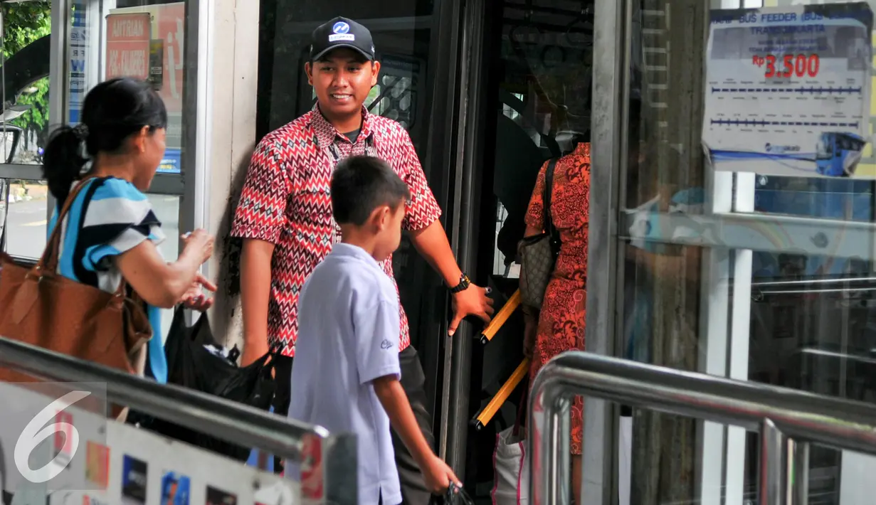 Sejumlah penumpang hendak menaiki bus Transjakarta di halte Busway Pasar Baru, Jakarta, Kamis (26/5/2016). Transjakarta perluasan wilayah cakupan rute hingga ke Kota Tangerang. (Liputan6.com/Yoppy Renato)