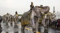 Pawai gajah sebagai penghormatan terhadap Raja Baru Thailand Maha Vajiralongkorn pada Selasa, 7 Mei 2019 (AP/Mark Baker)