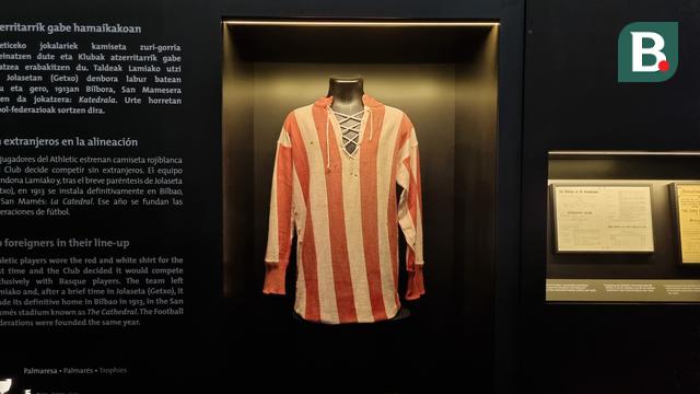 Jersey pertama Athletic Bilbao dengan warna merah putih