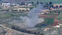 Asap di lokasi penembakan artileri Israel yang menargetkan daerah Desa Yohmor di Lebanon selatan setelah tembakan roket ke arah Israel utara pada 22 Maret 2025. (Rabih DAHER / AFP)