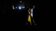 Orang-orang menyeberang jalan saat pemadaman listrik di Havana, Kuba, Rabu 4 Maret 2026. Pemadaman listrik besar melanda dua pertiga wilayah Kuba, termasuk ibu kota Havana. (AP Photo/Ramon Espinosa)