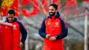 Manajer MU, Ruben Amorim, saat pimpin latihan tim untuk kali pertama pada hari Senin (18/11/2024). (X/Manchester United)