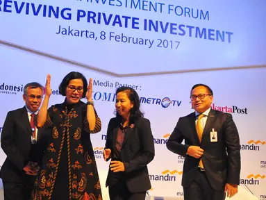 Menkeu Sri Mulyani Indrawati (kedua kiri) berbincang dengan Menteri BUMN Rini Soemarno usai membuka Mandiri Investment Forum (MIF) 2017 di Jakarta, Rabu (8/2). MIF 2017 memperkenalkan peluang investasi sektor riil di Indonesia. (Liputan6.com/Angga Yuniar)