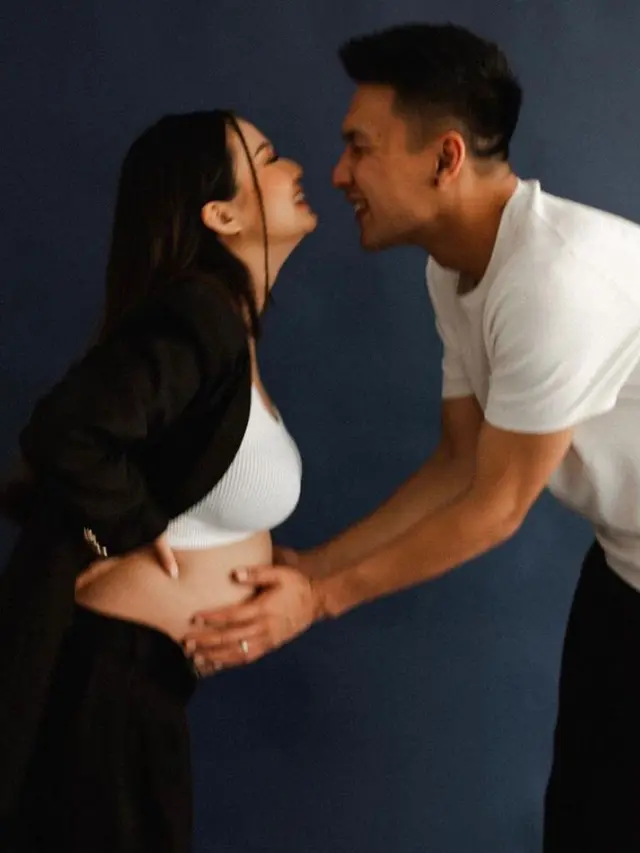 Hamil Anak Pertama, Intip 8 Gaya Maternity Shoot Stella Cornelia dengan Ragam Busana