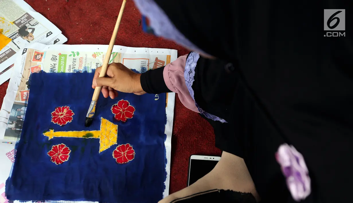 Seorang penyandang disabilitas menggambar Monas saat belajar membatik di Rumah Batik, Palbatu, Jakarta, Senin (2/10). Kegiatan tersebut dalam rangka memperingati hari Batik Nasional. (Liputan6.com/JohanTallo)