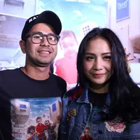 Terkait perilisan film itu, sutradara yang menggarapfilm Rafathar, Anggie Umbara mengaku mencari tanggal yang baik untuk merilisnya. Antara libur lebaran dan akhir tahun. Atau juga pas ulang tahun Rafathar. (Nurwahyunan/Bintang.com)