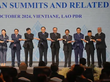 Dari kiri ke kanan, Sekretaris Tetap Kementerian Luar Negeri Aung Kyaw Moe, Presiden Filipina Ferdinand Marcos Jr, Perdana Menteri Singapura Lawrence Wong, Perdana Menteri Thailand Paetongtarn Shinawatra, Perdana Menteri Vietnam Pham Minh Chinh, Presiden Laos Thongloun Sisoulith, Perdana Menteri Laos Sonexay Siphandone, Perdana Menteri Malaysia Anwar Ibrahim, Sultan Brunei Hassanal Bolkiah, Perdana Menteri Kamboja Hun Manet, Wakil Presiden Indonesia Ma'ruf Amin, dan Perdana Menteri Timor Leste Xanana Gusmao bergandengan tangan dalam upacara pembukaan Konferensi Tingkat Tinggi (KTT) Perhimpunan Bangsa-Bangsa Asia Tenggara (ASEAN) di Vientiane, Laos, Rabu, 9 Oktober 2024. 9, 2024. (AP Photo/Dita Alangkara)