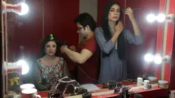 Marvia Malik, pembawa berita transgender pertama di Pakistan, bersiap untuk membacakan berita untuk saluran televisi Kohenoor di Lahore, Selasa (27/3). Malik adalah peserta pelatihan presenter stasiun televisi berita Kohinoor News. (AP/K.M. Chaudary)